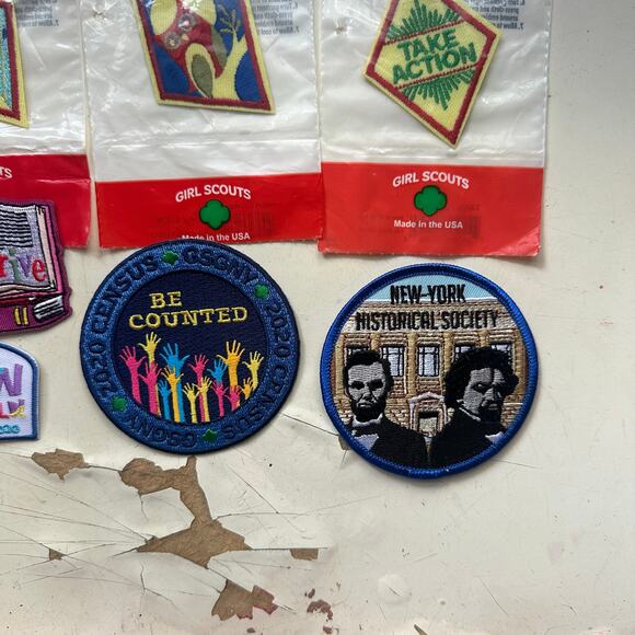 Lot of Girl Scouts Iron On Badges and Pins Brand New - Picture 3 of 8